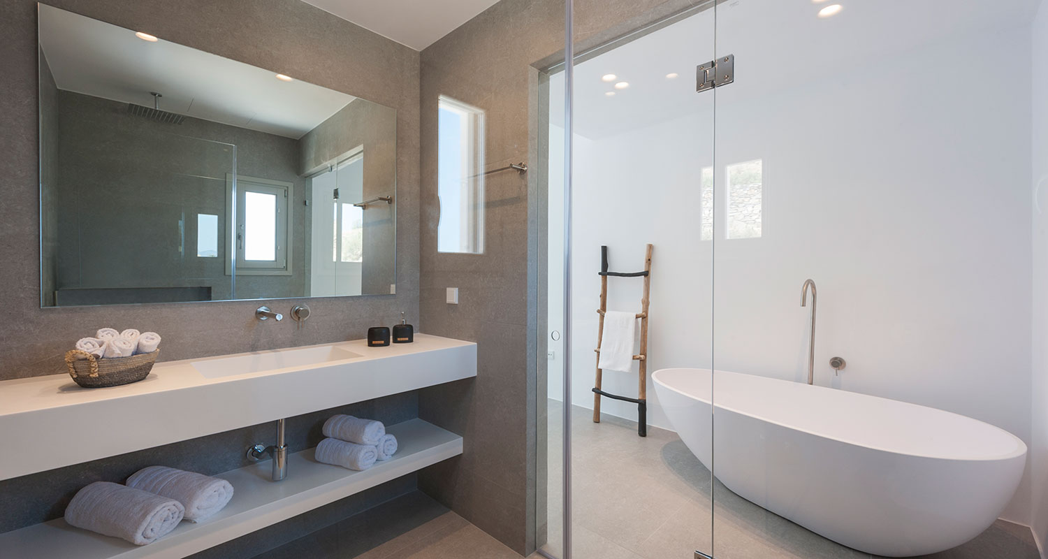 Bedroom with bathtub in Ninemia Villas